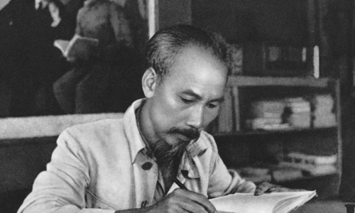 Học tập và làm theo phương pháp luận Hồ Chí Minh trong công cuộc đổi mới, phát triển đất nước