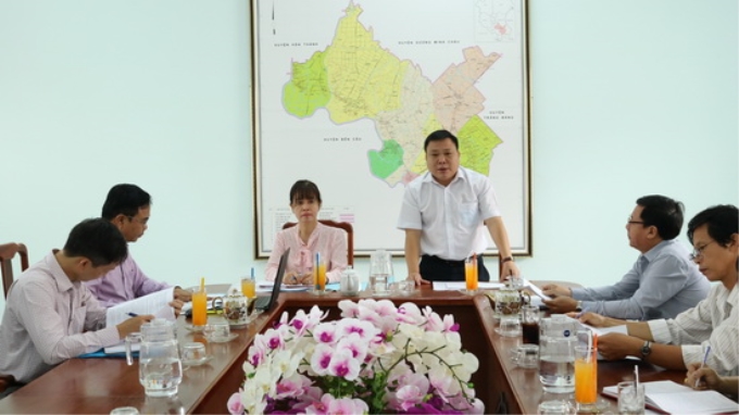 Đại diện lãnh đạo huyện Gò Dầu báo cáo với đoàn công tác tỉnh