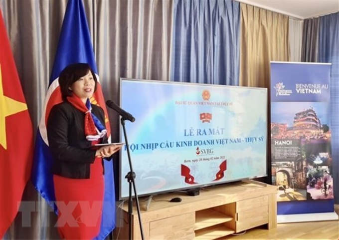 Đại sứ Lê Linh Lan phát biểu tại buổi Lễ ra mắt Hội nhịp cầu kinh doanh Việt Nam-Thụy Sĩ. (Ảnh: Tố Uyên/TTXVN)
