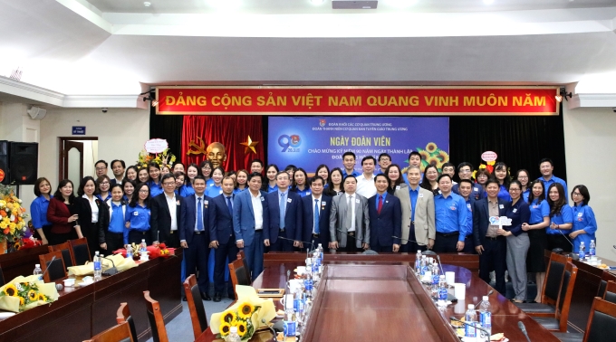 Các đại biểu chụp ảnh lưu niệm tại lễ kỷ niệm 90 năm Ngày thành lập Đoàn TNCS Hồ Chí Minh (26/3/1931 - 26/3/2021)