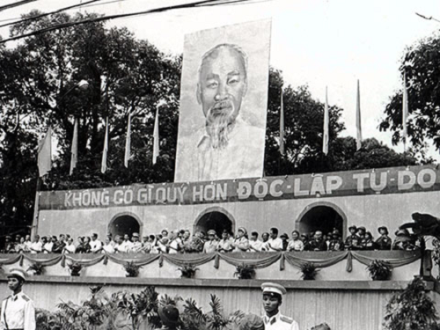 Các đồng chí lãnh đạo Đảng, Nhà nước trên lễ đài tại Lễ mít tinh mừng Việt Nam đại thắng, ngày 15/5/1975 (Nguồn: baotanglichsu.vn)
