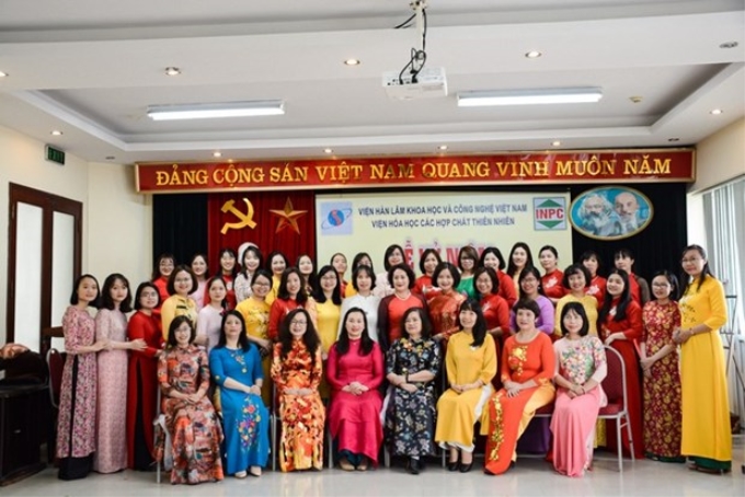 Tập thể nữ Viện Hóa học các hợp chất thiên nhiên, Viện Hàn lâm Khoa học và Công nghệ Việt Nam. (Nguồn: hoilhpn.org.vn)