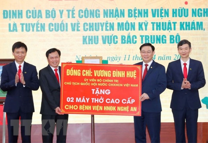 Chủ tịch Quốc hội Vương Đình Huệ tặng 2 máy thở cao cấp cho Bệnh viện Hữu nghị Đa khoa Nghệ An. (Ảnh: Doãn Tấn/TTXVN)