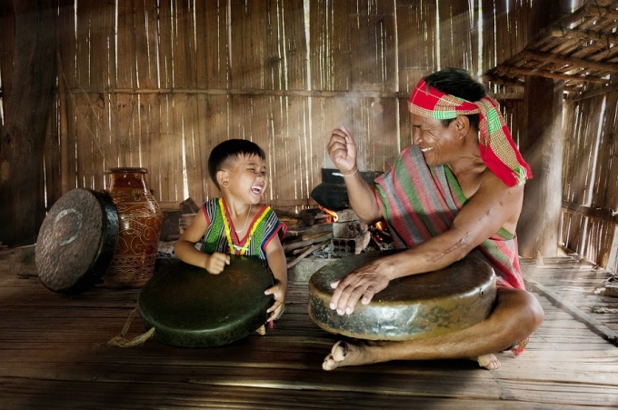 Văn hóa được trao truyền từ đời này sang đời khác, từ thế hệ này sang thế hệ khác, đồng thời không ngừng được các thế hệ nối tiếp nhau hun đúc và làm phong phú thêm. (Ảnh minh họa. Nguồn: tapchicongsan.org.vn)