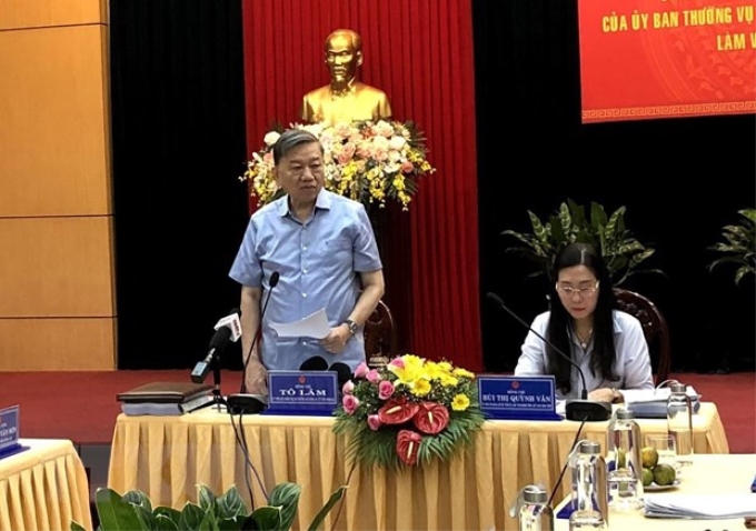 Đại tướng Tô Lâm, Ủy viên Bộ Chính trị, Bộ trưởng Bộ Công an, Ủy viên Hội đồng bầu cử Quốc gia phát biểu chỉ đạo tại buổi làm việc. (Ảnh: TTXVN)
