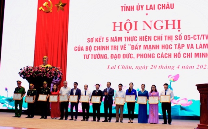 Đồng chí Trần Tiến Dũng, Chủ tịch UBND tỉnh Lai Châu tặng Bằng khen cho các tập thể, cá nhân, hộ gia đình có thành tích xuất sắc trong thực hiện Chỉ thị
