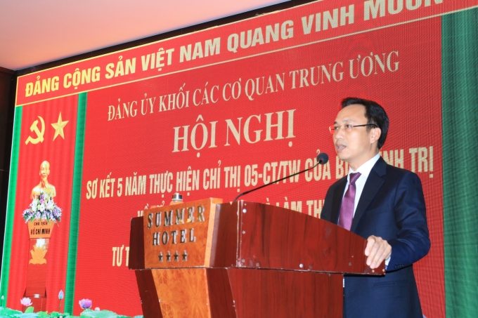 Đồng chí Lại Xuân Lâm trình bày báo cáo tóm tắt tại Hội nghị.