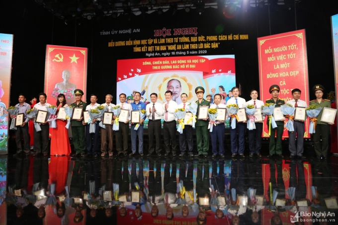 Các đồng chí lãnh đạo tỉnh trao thưởng cho các tập thể điển hình học tập và làm theo tấm gương, đạo đức, phong cách Hồ Chí Minh. Ảnh: Đào Tuấn