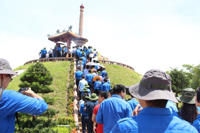 Những ngày tháng 7 hàng năm, nhiều địa phương, cơ quan, doanh nghiệp, tổ chức chính trị xã hội, hội cựu chiến binh… ở mọi miền đất nước đã đến tặng quà tri ân các gia đình chính sách, thăm viếng các anh hùng liệt sĩ tại Thành cổ Quảng Trị, Nghĩa trang Đường 9, Nghĩa trang Trường Sơn. Ảnh: H.A