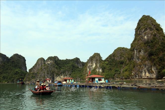 Du khách tham quan làng chài Vung Viêng trên vịnh Bái Tử Long, Quảng Ninh. Ảnh minh họa: Huy Hùng/TTXVN