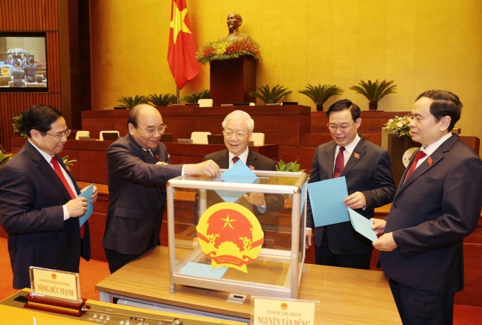 Tổng Bí thư Nguyễn Phú Trọng và các đồng chí lãnh đạo Đảng, Nhà nước bỏ phiếu phê chuẩn danh sách Phó Chủ tịch và một số Ủy viên Hội đồng Quốc phòng và An ninh.