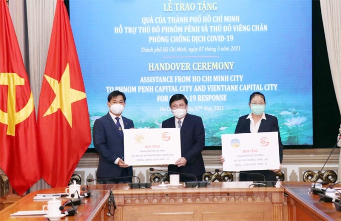 Chủ tịch UBND TPHCM Nguyễn Thành Phong trao tượng trưng phần quà hỗ trợ Thủ đô Vientiane và Phnom Penh phòng, chống dịch COVID-19.