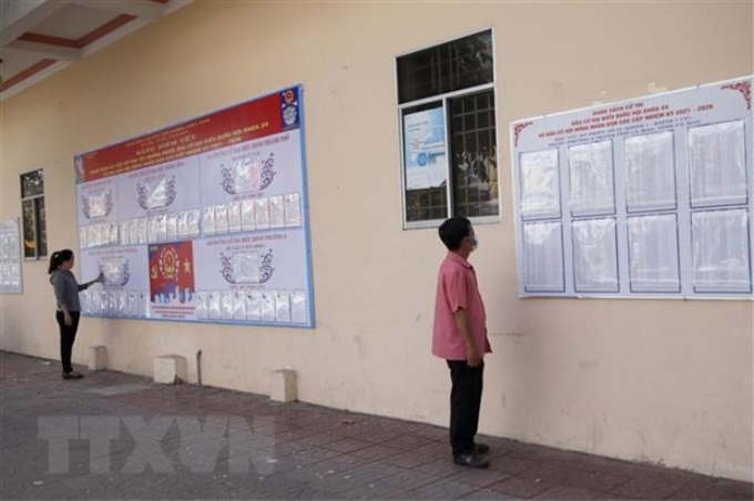 Cử tri phường 2, thành phố Cà Mau xem danh sách, tiểu sử những người ứng cử. (Ảnh: TTXVN)