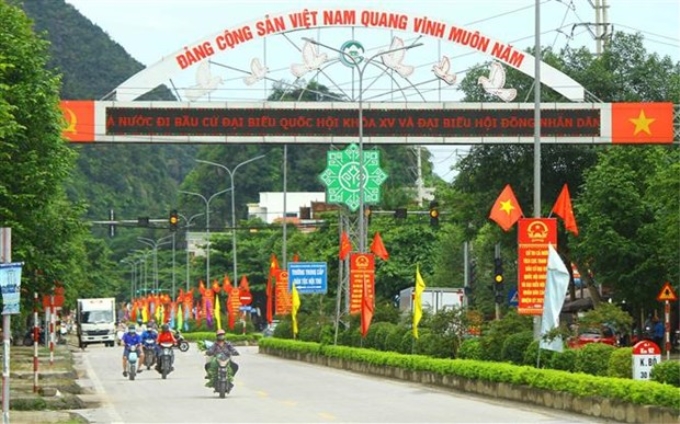 Các băng rôn, khẩu hiệu tuyên truyền về ngày hội bầu cử được lắp đặt tại các tuyến đường thị trấn Con Cuông (Nghệ An). (Ảnh: Tá Chuyên/TTXVN)