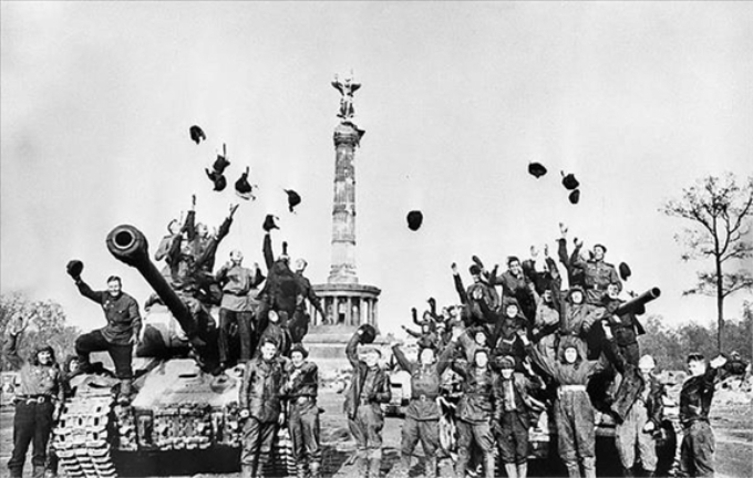 Các chiến sĩ Hồng quân Liên Xô vui mừng chiến thắng tại Berlin, ngày 9/5/1945, sau khi Đức chính thức ký tuyên bố đầu hàng Liên Xô và các nước đồng minh. (Ảnh tư liệu/TTXVN)