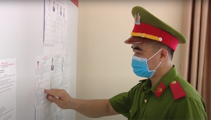 Học viên Đại học Phòng cháy Chữa cháy tìm hiểu thông tin về các ứng cử viên. (Ảnh: PV/Vietnam+)
