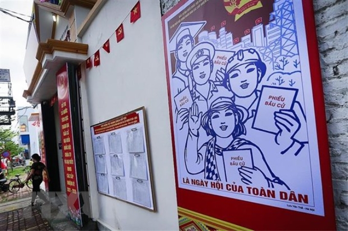 Các bảng tuyên truyền phục vụ công tác bầu cử an toàn trong đại dịch được đặt nhiều nơi tại phường Đồng Tiến. (Ảnh: Trọng Đạt/TTXVN)