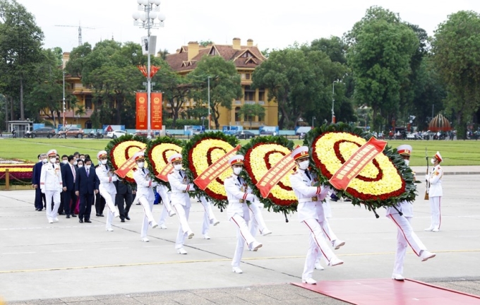 Lãnh đạo Đảng, Nhà nước đặt vòng hoa và vào Lăng viếng Chủ tịch Hồ Chí Minh. (Ảnh: Dương Giang/TTXVN)