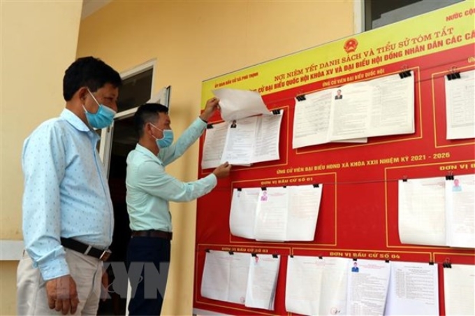 Danh sách người ứng cử Đại biểu Quốc hội khóa XV và Hội đồng Nhân dân được niêm yết công khai tại trụ sở xã Phú Thịnh, huyện Yên Bình, tỉnh Yên Bái. (Ảnh: Việt Dũng/TTXVN)