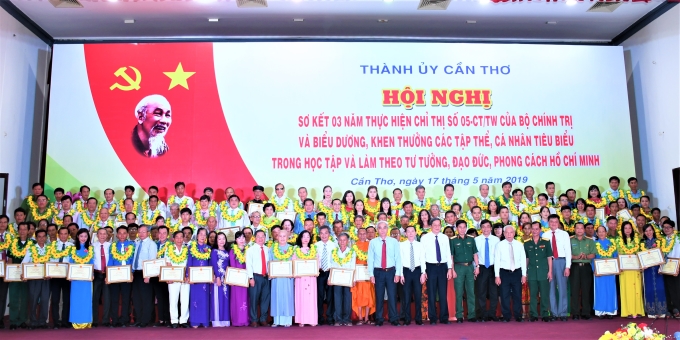 Thành ủy Cần Thơ biểu dương khen thưởng các tập thể, cá nhân tiêu biểu trong học tập và làm theo tư tưởng, đạo đức, phong cách Hồ Chí Minh năm 2019.