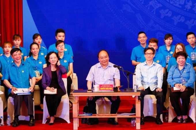 Thủ tướng Nguyễn Xuân Phúc (giữa) đối thoại với 1.000 công nhân các KCN vùng Đồng bằng sông Hồng ngày 20/5/2019.