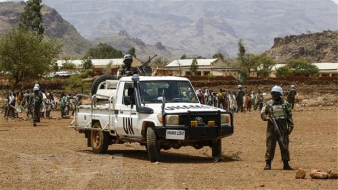 Các binh sỹ thuộc UNAMID tuần tra tại Darfur, Sudan. (Ảnh: AFP/TTXVN)