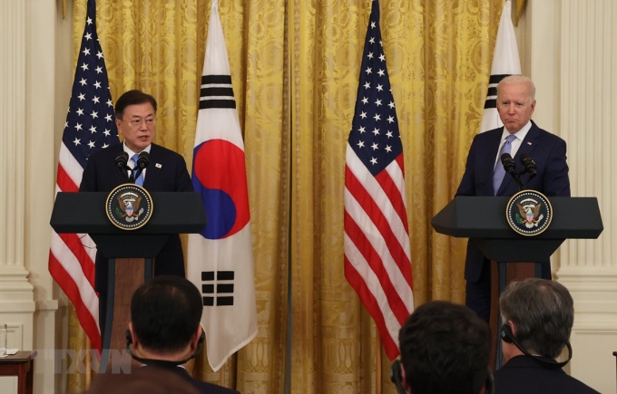 Tổng thống Mỹ Joe Biden (phải) và Tổng thống Hàn Quốc Moon Jae-in (trái) họp báo sau cuộc gặp ở Washington, Mỹ, ngày 21/5/2021. (Ảnh: YONHAP/TTXVN)
