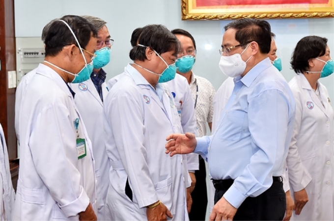 Thủ tướng Phạm Minh Chính động viên đội ngũ thầy thuốc của Bệnh viện Chợ Rẫy, ngày 13/5/2021. (Ảnh: VGP)