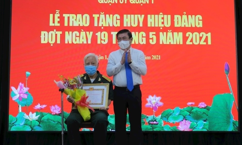 114 đảng viên Quận 1 nhận Huy hiệu đảng đợt ngày 19/5/2021