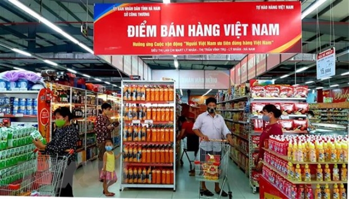 Điểm bán hàng Việt Nam tại Hà Nam thu hút đông đảo người dân đến mua sắm.