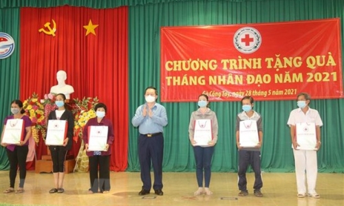 Trưởng Ban Tuyên giáo Trung ương tặng quà hộ khó khăn tại Tiền Giang