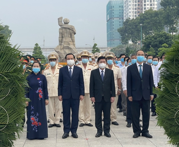 Các đại biểu dâng hương tưởng niệm các anh hùng liệt sĩ tại Nghĩa trang liệt sĩ TPHCM