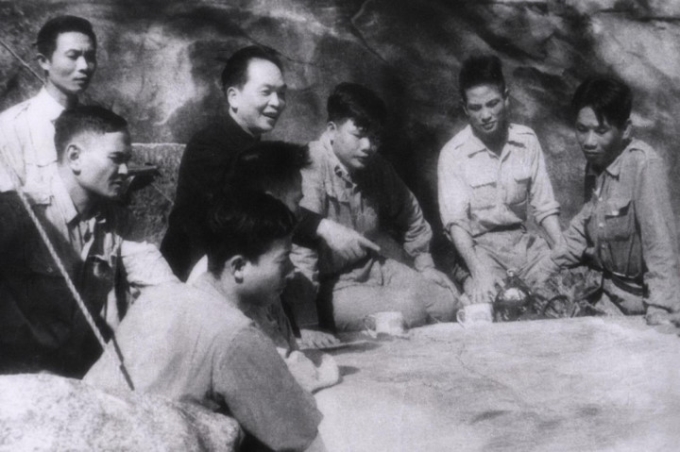 Những người lính chỉ huy trong chiến dịch Điện Biên Phủ cùng thảo luận kế hoạch tác chiến với Đại tướng Võ Nguyên Giáp (áo đen) vào tháng 3-1954. 17h30 ngày 13-3-1954, Đại tướng ra lệnh nổ súng. Đợt tấn công đầu tiên diễn ra từ ngày 13-3 đến 17-3. Sau 5 ngày, quân ta làm chủ Him Lam, Độc Lập và Bản Kéo.