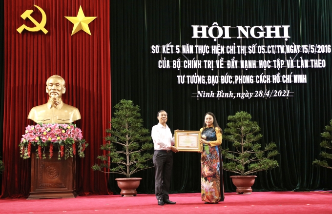 Đồng chí Nguyễn Thị Thu Hà, Ủy viên Trung ương Đảng, Bí thư Tỉnh ủy, Trưởng đoàn đại biểu Quốc hội tỉnh trao Bằng khen của Thủ tướng Chính phủ cho ông Nguyễn Phùng Tâm (thành phố Ninh Bình)