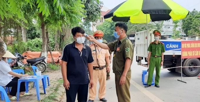 Người dân được yêu cầu khai báo y tế, kiểm tra thân nhiệt khi vào thị trấn Yên Lạc.