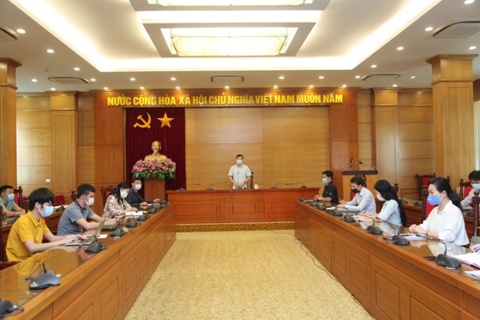 Chủ tịch UBND tỉnh Lê Duy Thành phát biểu tại buổi họp báo.