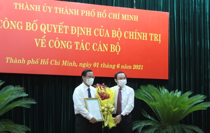 Ông Nguyễn Văn Nên, Bí thư Thành ủy TP Hồ Chí Minh tặng hoa cho ông Phan Văn Mãi khi nhận chức Phó Bí thư tại Thành phố.