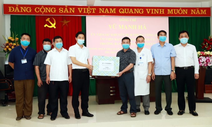 Trưởng ban Tuyên giáo Tỉnh ủy Vũ Mạnh Hà trao gần 3.000 khẩu trang y tế cho BCĐ phòng chống dịch huyện Yên Minh. Ảnh: Báo Hà Giang