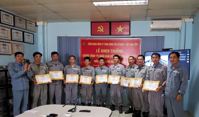 Công ty TNHH Đóng tàu Huyndai Việt Nam khen thưởng cho các sáng kiến tiêu biểu trong Chương trình 75 nghìn sáng kiến vượt khó, phát triển