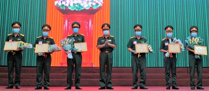 Đại tá Phạm Ngọc Quang, Thành ủy viên,  Chính ủy Bộ CHQS thành phố trao Giấy khen  cho các cá nhân đạt giải tại Hội thi (Ảnh: Chung Cường).