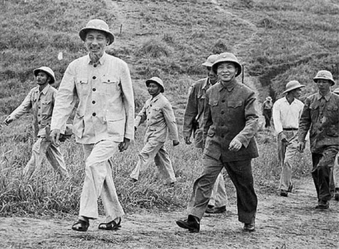 Chủ tịch Hồ Chí Minh và Đại tướng Võ Nguyên Giáp năm 1957 (Ảnh: AP