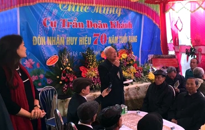 Huyện ủy Lý Nhân và Đảng bộ xã Chân Lý trang trọng tổ chức Lễ mừng Huy hiệu 70 năm tuổi Đảng cho đảng viên Trần Doãn Khánh.
