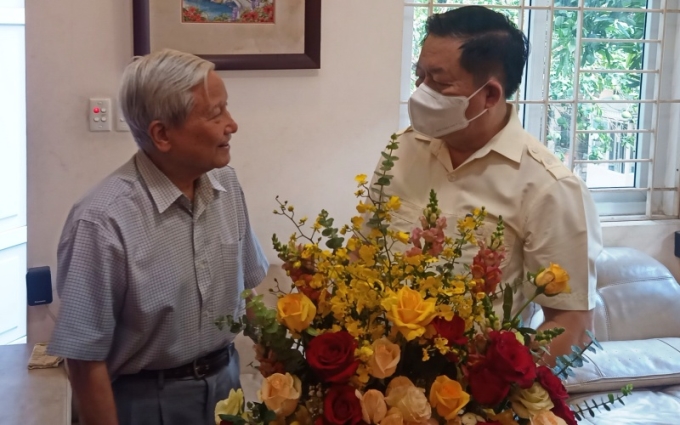 Trưởng Ban Tuyên giáo Trung ương Nguyễn Trọng Nghĩa tặng hoa chúc mừng nhà báo lão thành Hà Đăng