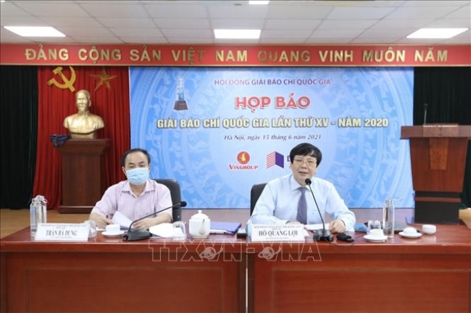 Phó Chủ tịch thường trực Hội Nhà báo Việt Nam Hồ Quang Lợi trả lời câu hỏi của phóng viên báo, đài. Ảnh: Minh Quyết/TTXVN