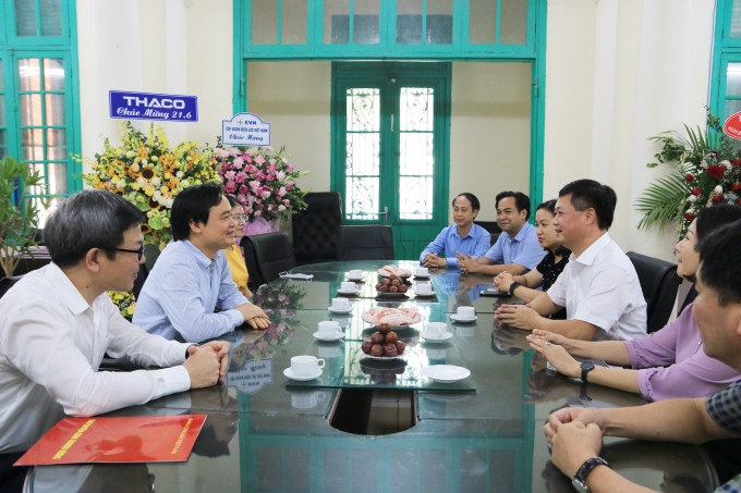 Đồng chí Phùng Xuân Nhạ trao đổi, chia sẻ với các cán bộ, phóng viên Tạp chí Tuyên giáo.