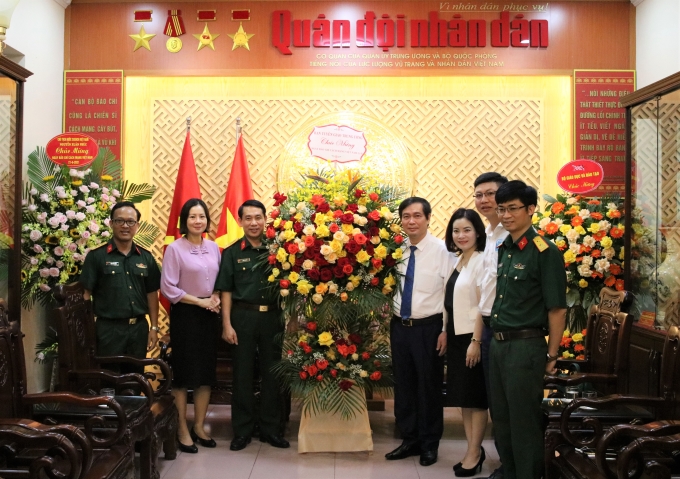 Đồng chí Phan Xuân Thủy, Phó Trưởng ban Tuyên giáo Trung ương chúc mừng Báo Quân đội Nhân dân. (Ảnh: TA)