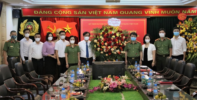 Đồng chí Phan Xuân Thủy, Phó Trưởng ban Tuyên giáo Trung ương chúc mừng Báo Công an Nhân dân. (Ảnh: TA)