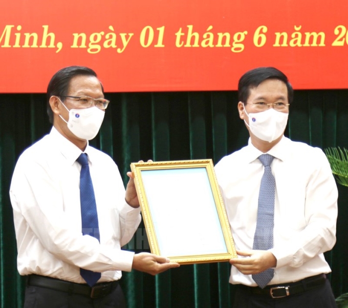 Thường trực Ban Bí thư Võ Văn Thưởng trao Quyết định cho đồng chí Phan Văn Mãi.