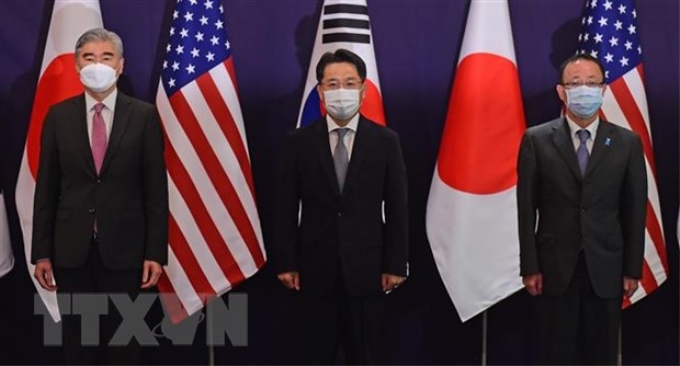 Đặc phái viên Mỹ về vấn đề hạt nhân Triều Tiên, ông Sung Kim (trái), Đặc phái viên hạt nhân Hàn Quốc Noh Kyu-duk (giữa) và Đặc phái viên hạt nhân của Nhật Bản Takehiro Funakoshi (phải), tại cuộc gặp ba bên ở Seoul, Hàn Quốc, ngày 21/6/2021. (Ảnh: Yonhap/TTXVN)