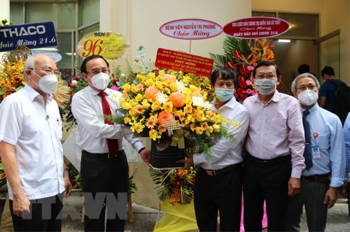 Bí thư Thành ủy Thành phố Hồ Chí Minh tặng hoa chúc mừng Hội Nhà báo Thành phố nhân Ngày Báo chí cách mạng Việt Nam 21/6 . (Ảnh: Thanh Vũ/TTXVN)